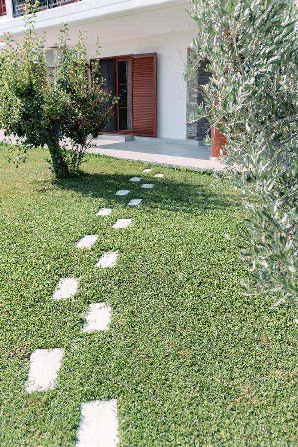 Theoni's With Garden And Sea View Apartment