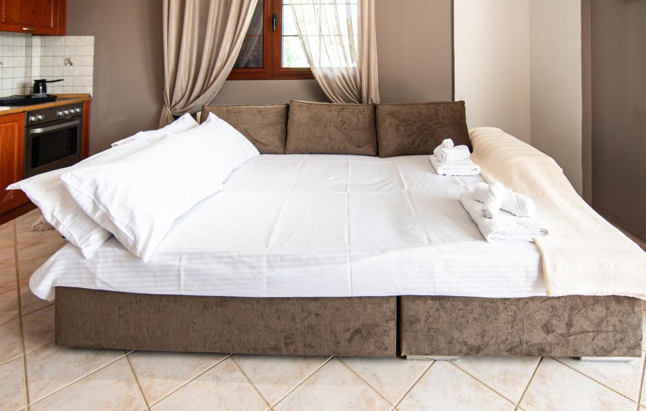 Theoni's With Garden And Sea View Apartment